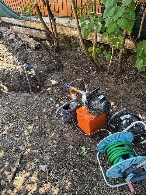 Aufbau einer Probepumpe zum klarspülen des frisch geschlagenen Rammbrunnen.