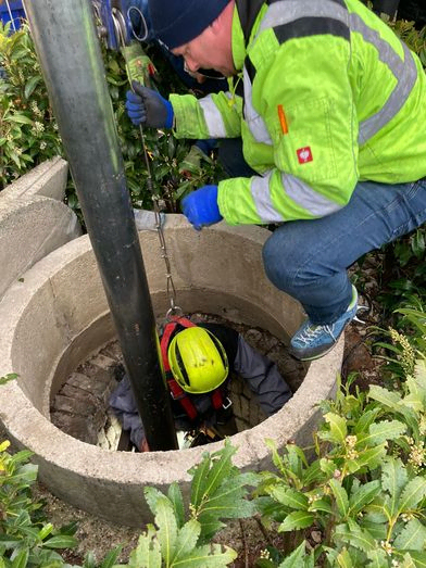 Sanierungsarbeiten in einem Schachtbrunnen