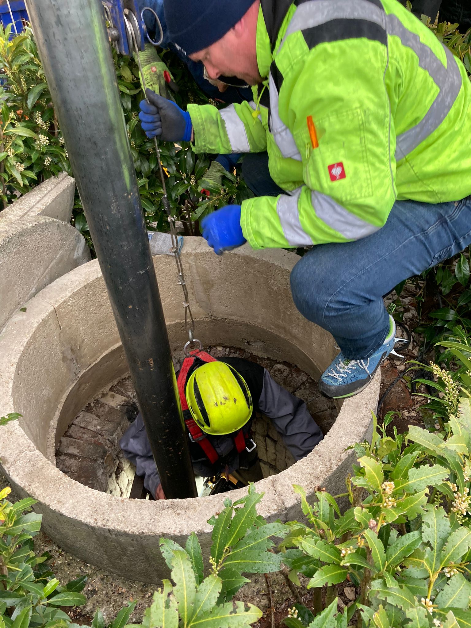 Sanierungsarbeiten in einem Schachtbrunnen