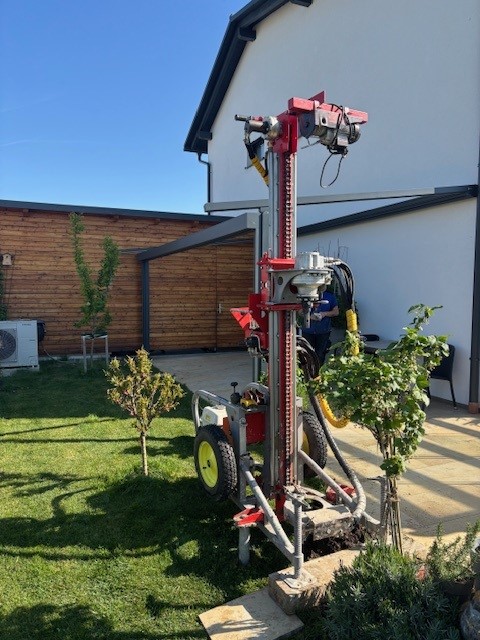 Bohrung für einen Brunnen zur Gartenbewässerung.