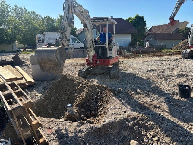 Setzten des Beton-Brunnenvorschacht mittels 2,5t Bagger