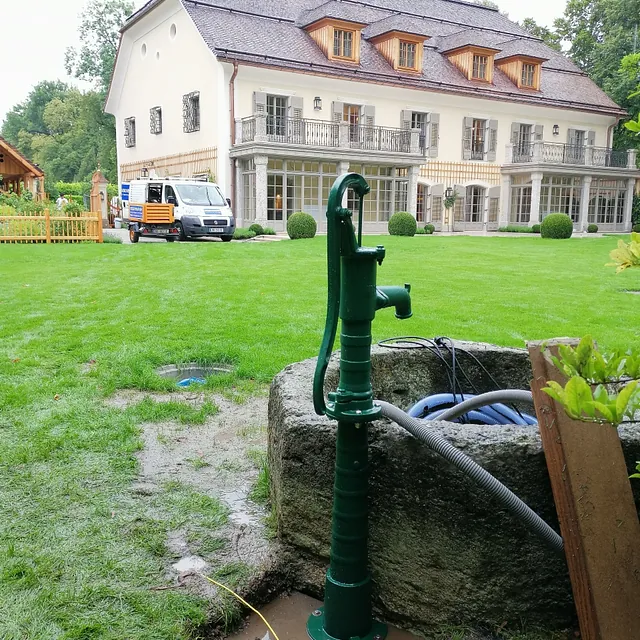 Gartenbrunnen (Zeihbrunnen) mit mechanischer Handpumpe