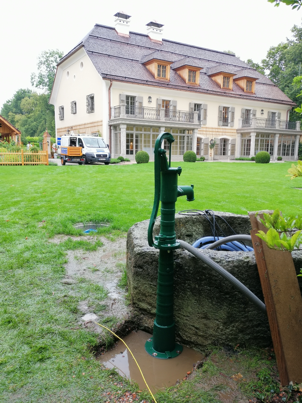 Gartenbrunnen (Ziehbrunnen) mit mechanischer Handpumpe