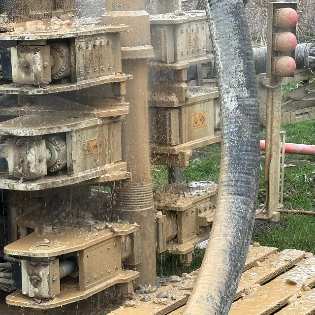 Brunnenbau mit moderner Bohrtechnik in Mattighofen – Eisenmann Bohr- und Umwelttechnik GmbH. Abteufen der Bohrung als Hammerbohrung 