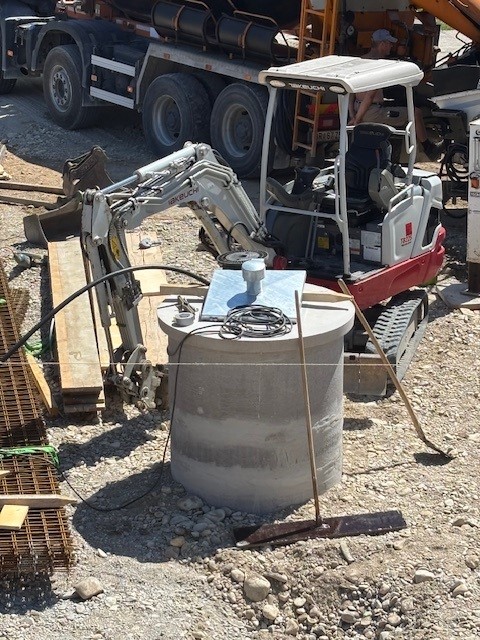 Der Beton-Brunnenvorschacht wurde gegen das Eindringen von Oberflächen bzw. Sickerwässer fachgerecht abgedichtet und verklebt. 