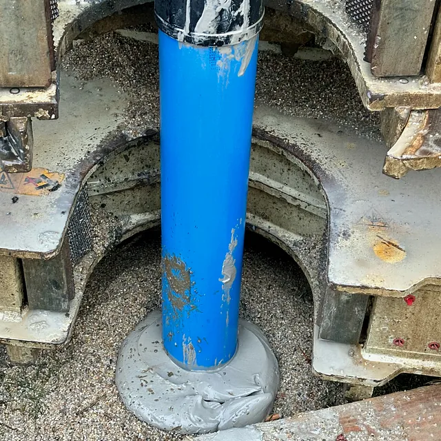 Zementation des Ringraum zwischen der Bohrlochwand und dem Brunnenrohr. Dadurch wird ein Eindringen von Oberflächenwasser bzw. Verunreinigungen vermieden.