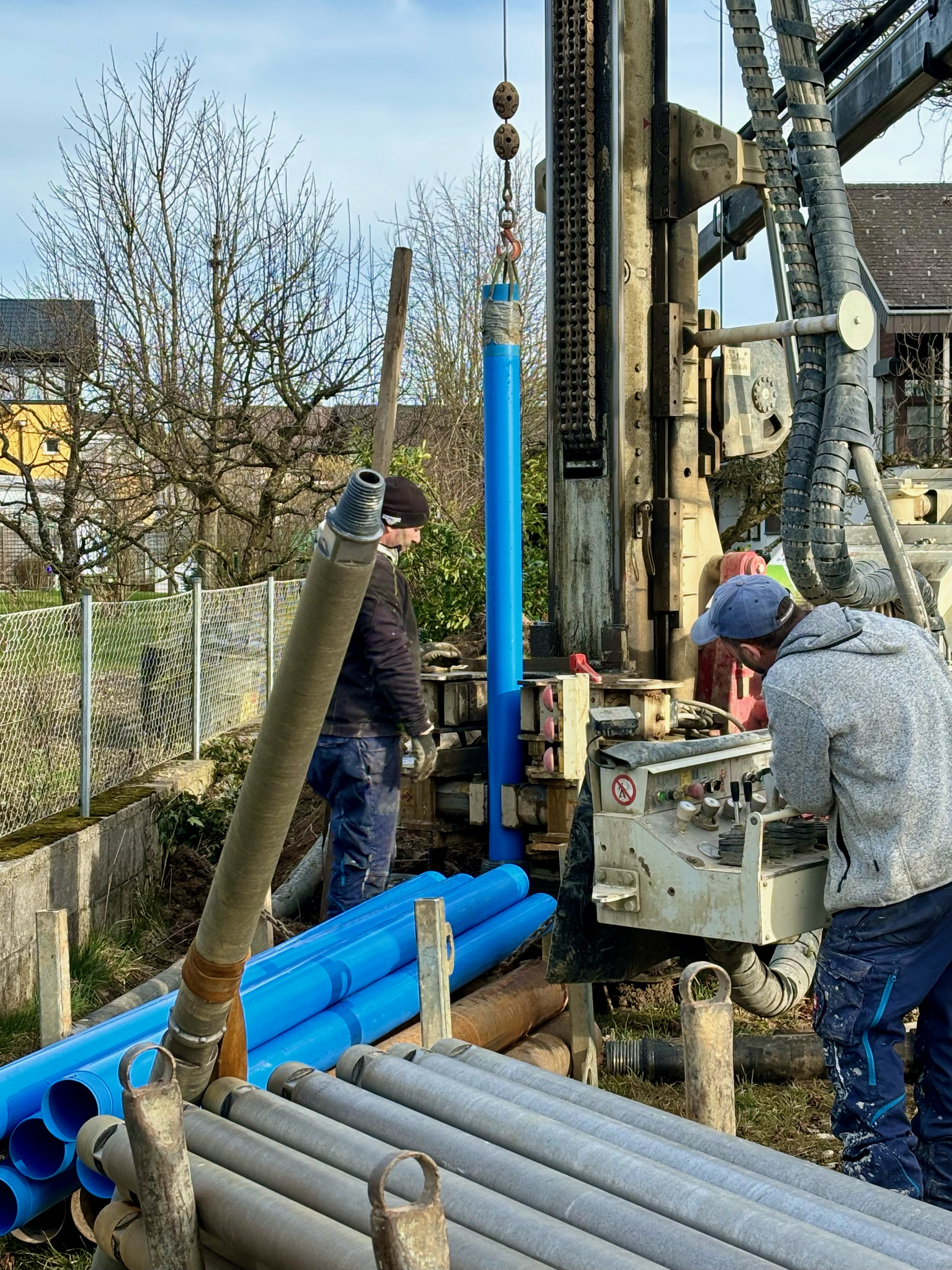 Nun wird das fertig gebohrte Bohrloch mit einem PVC-Sumpf-, Filter-, und Vollrohr ausgebaut.