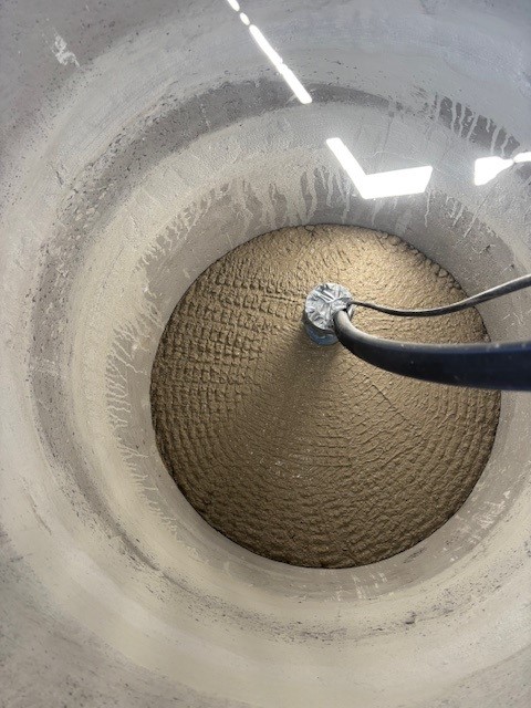 Boden ausbetonieren im Beton-Brunnenvorschacht