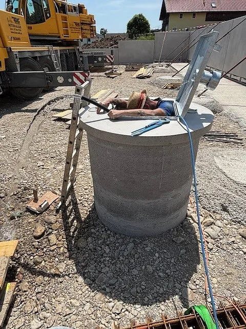 Der Brunnen ist nun fertig und liefert sauberes, klares Wasser in Trinkwasserqualität!