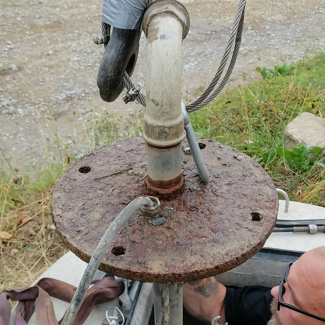 Ausbau des verrosteten Brunnenkopf inkl. Steigleitung, sowie Erneuerung der Tiefbrunnenpumpe.