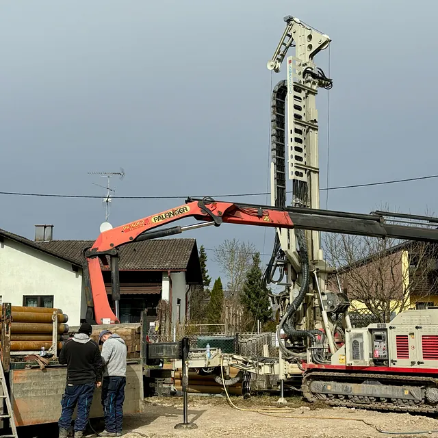 Bohrgerät im Einsatz beim Brunnenbau durch die Eisenmann Bohr- und Umwelttechnik GmbH in Mattighofen